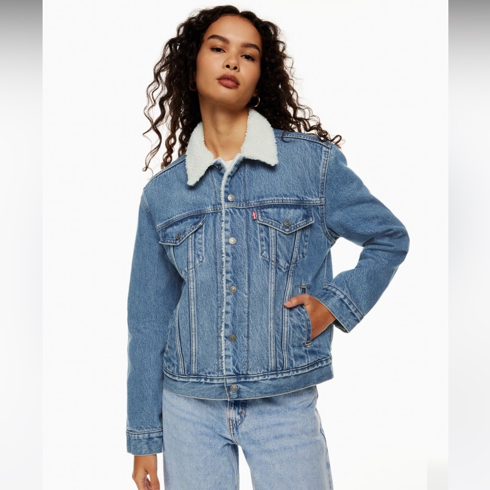 Levi’s Sherpa Ex-Boyfriend Trucker Jacket in Medium Wash Denim Size Medium